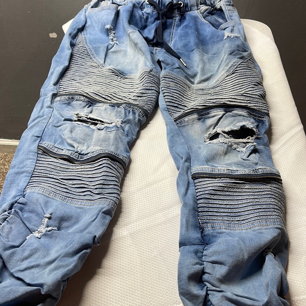 Jeans with holes